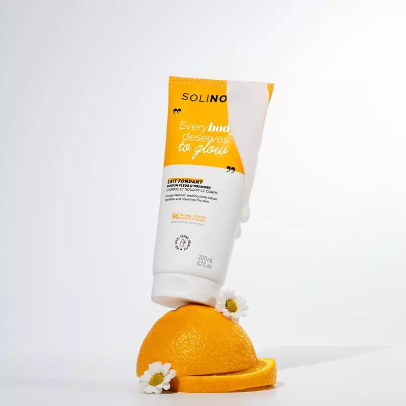 Lait hydratant végan Solinotes 1985898 au parfum fleur d'oranger dans un flacon blanc.