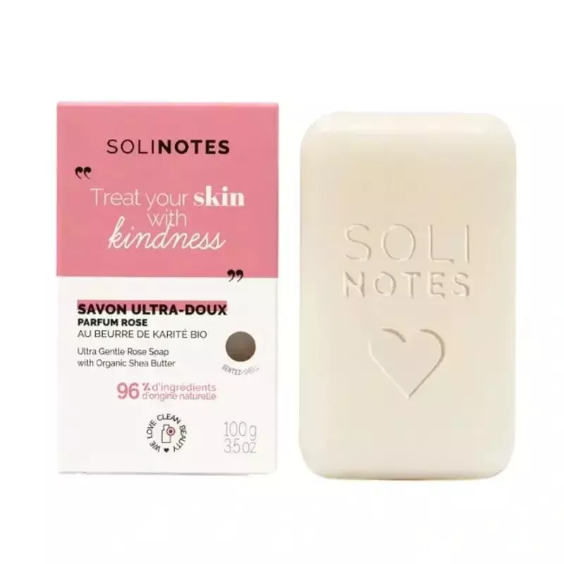 Savon solide Solinotes 1985896 à la rose, emballé dans un emballage écologique, sur une surface prop
