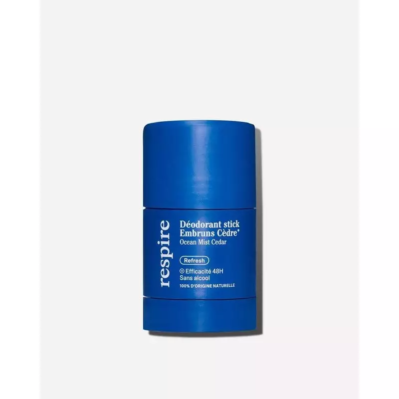 Bâton déodorant rechargeable Respire Embruns Cèdre dans son emballage, mettant en valeur le design é