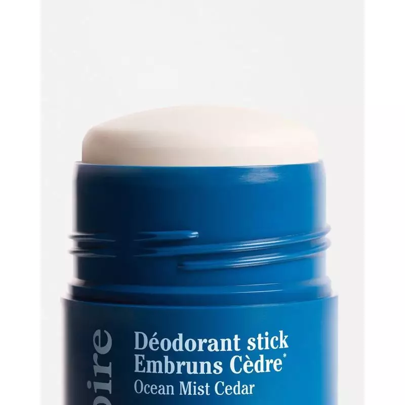 Gros plan du stick déodorant Respire Embruns Cèdre montrant sa texture baume non grasse et son mécan