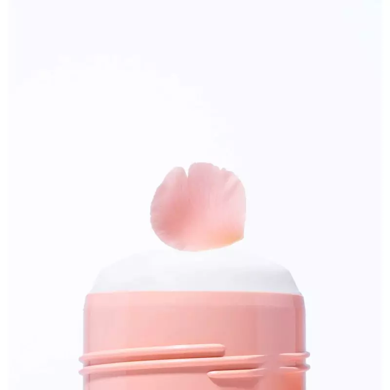 Gros plan de la texture et de l'étiquette de la recharge déodorant Respire Rose Pivoine montrant les