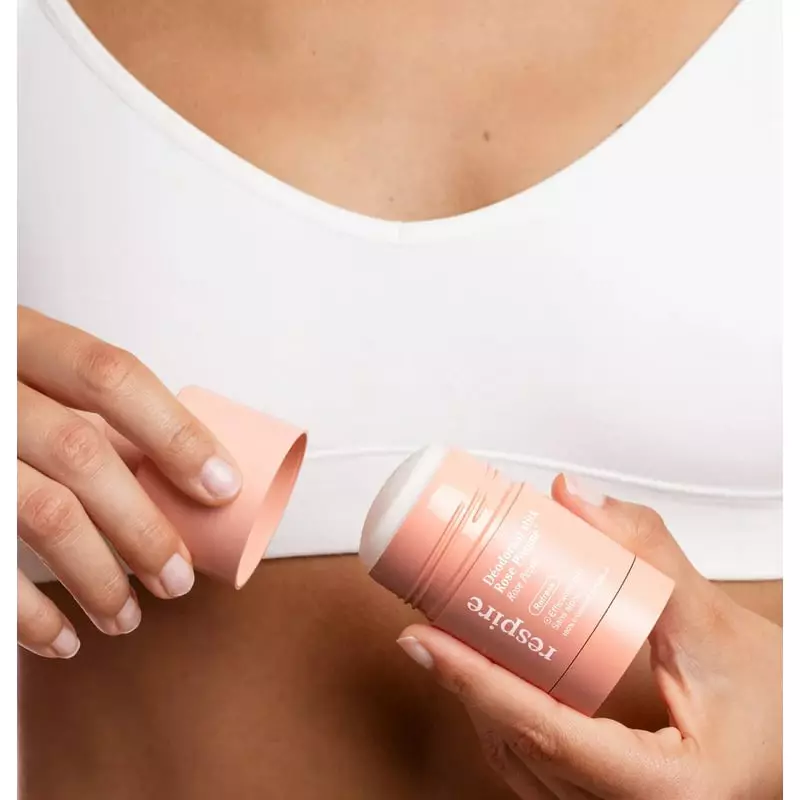 Deux femmes riant en plein air avec le déodorant Respire Rose Pivoine visible dans un sac, promouvan