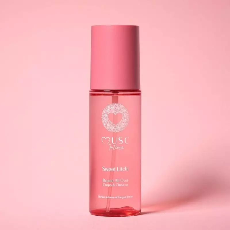 Vue de face du Musc Intime Sweet Litchi Brume corps et cheveux dans un flacon transparent à bouchon 