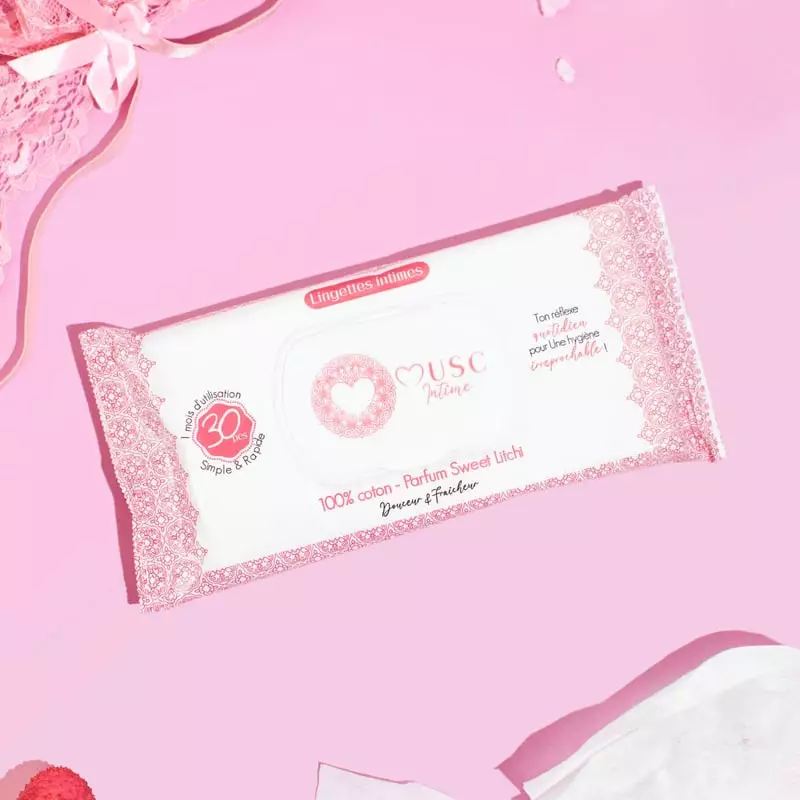 Image d'ambiance des lingettes Sweet Litchi Musc Intime sur un comptoir de salle de bain avec servie