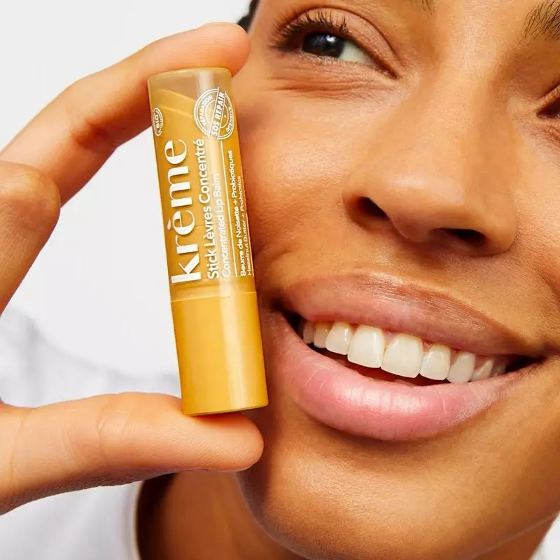 Femme appliquant le Stick Lèvres Concentré Krème 1985855 pour des lèvres douces et hydratées.