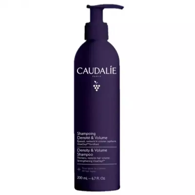 Flacon du shampoing Caudalie Densité & Volume sur fond neutre, mettant en valeur son design élégant 