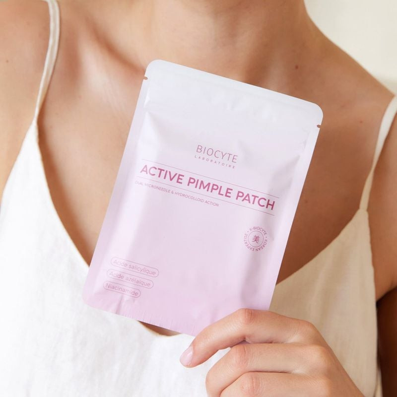 Image lifestyle du patch anti-imperfections actif Biocyte sur la peau, en utilisation.