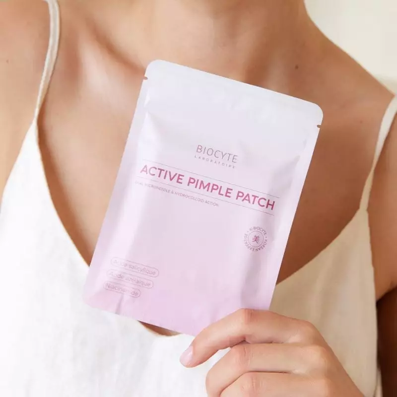 Image lifestyle du patch anti-imperfections actif Biocyte sur la peau, en utilisation.