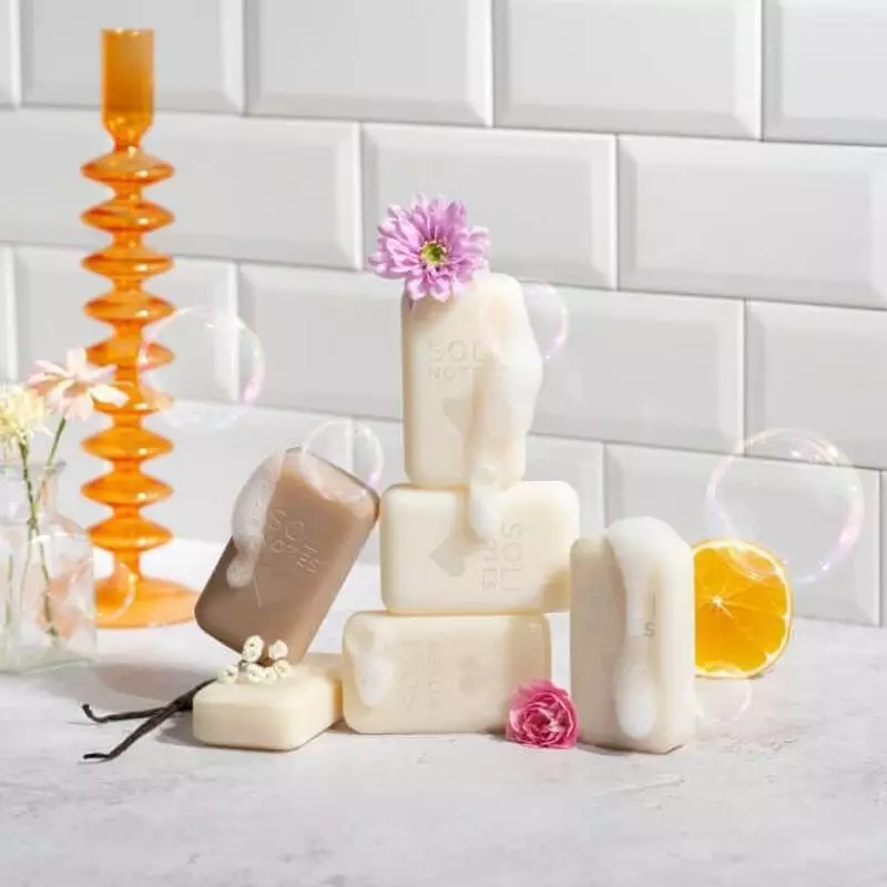 Plan d'ambiance du savon solide Solinotes 1987239 sur une étagère de salle de bain avec un éclairage