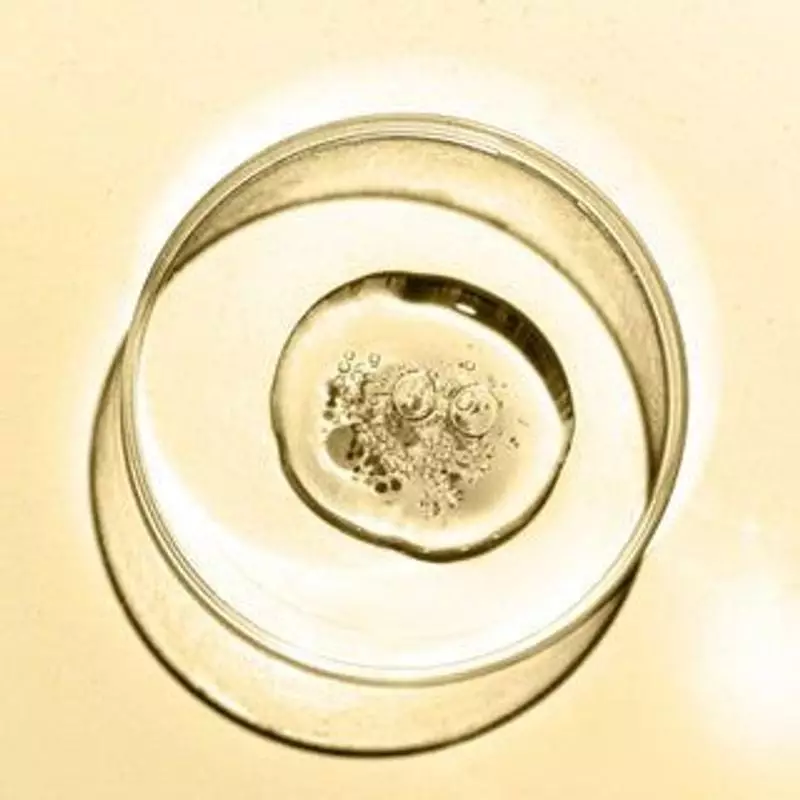 Flacon de sérum rétinol RoC 1987238 sur fond blanc, formule légère pour réduire les rides