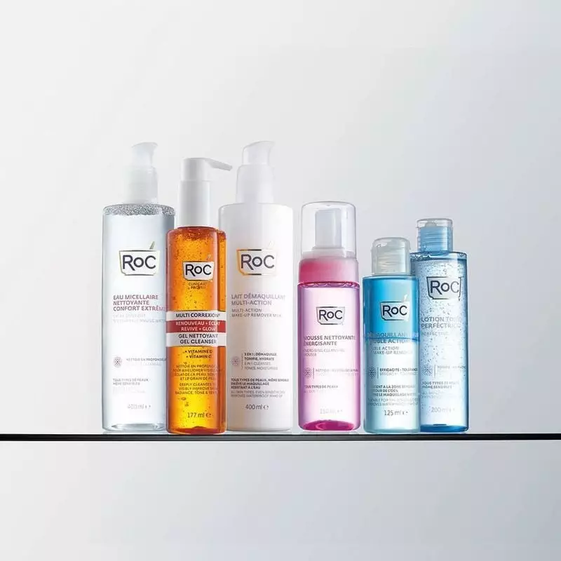 Femme utilisant le démaquillant biphasé RoC 1987237 sur un coton, doux pour les yeux sensibles