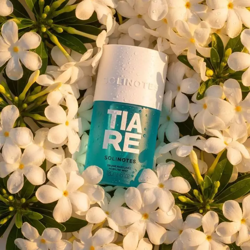 Vue d'ambiance de la Brume parfumée Tiaré Solinotes avec des fleurs tropicales