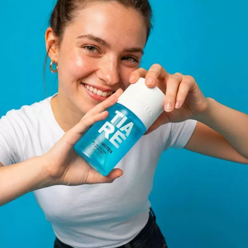 Photo lifestyle d'une femme vaporisant la Brume parfumée Tiaré Solinotes en extérieur