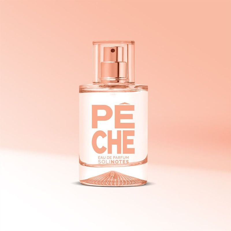 Packshot du flacon de parfum Solinotes Pêche sur fond blanc, montrant l'étiquette avant avec motif p