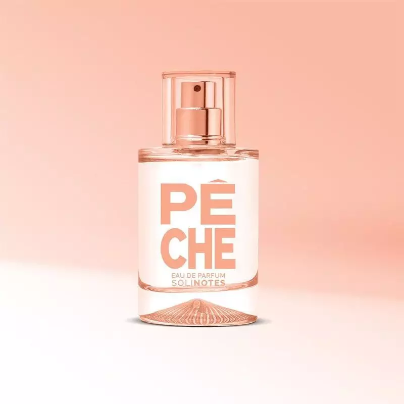 Packshot du flacon de parfum Solinotes Pêche sur fond blanc, montrant l'étiquette avant avec motif p