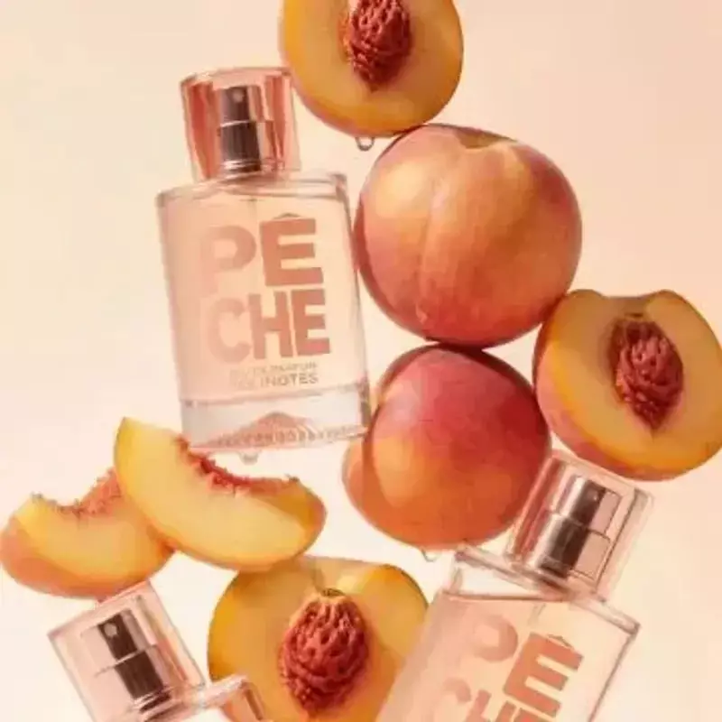 Photo d'ambiance du flacon de parfum Solinotes Pêche sur fond pastel avec accents floraux, reflétant