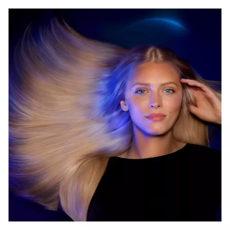 Image lifestyle d'une femme dormant avec des cheveux sains après avoir utilisé le sérum René Furtere