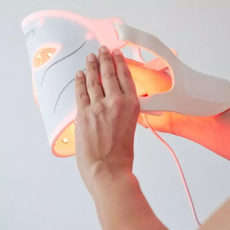 Détail en gros plan du masque LED visage NeoDermy 1990162 montrant la texture en silicone médical et
