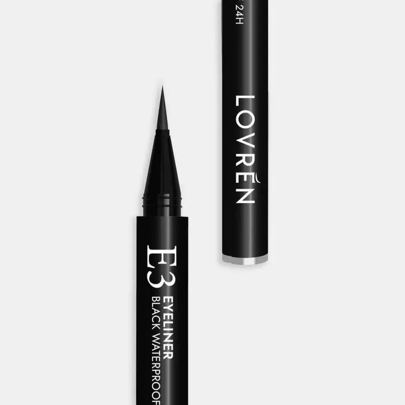 Détail en gros plan de la pointe applicatrice de l'eyeliner Lovren pour une application précise du t