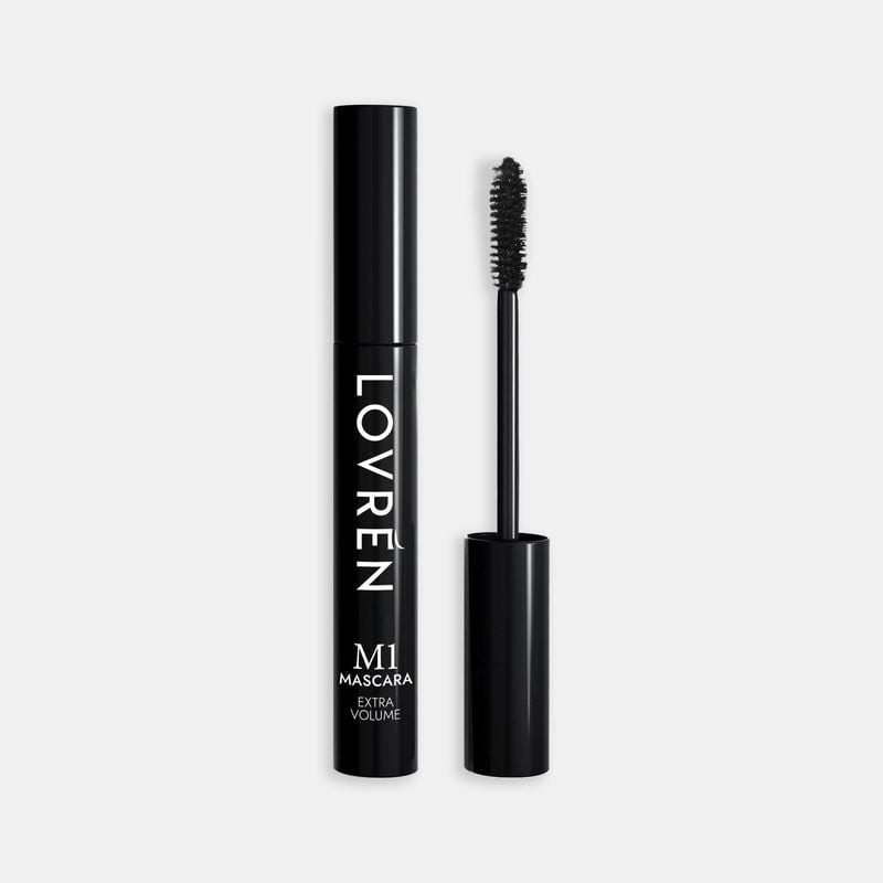 Packshot du mascara Lovren M1 Extra Volume, tube noir avec accents dorés et brosse.