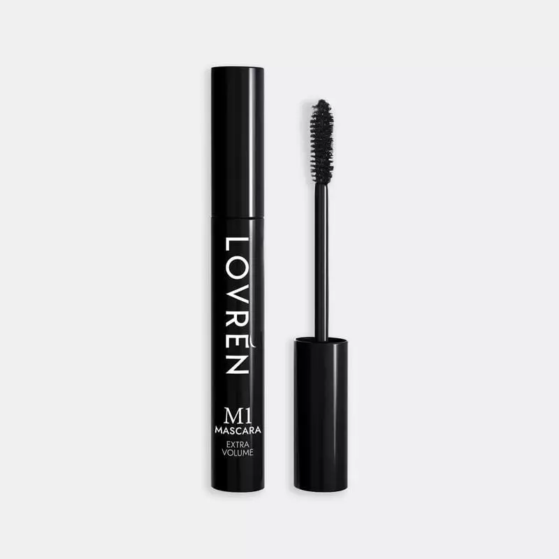 Packshot du mascara Lovren M1 Extra Volume, tube noir avec accents dorés et brosse.
