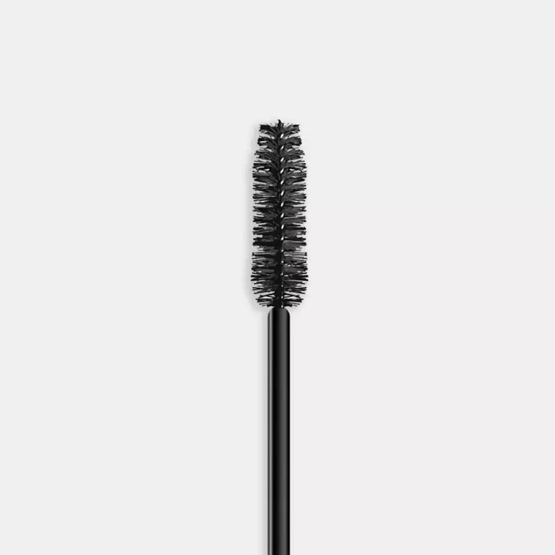 Gros plan de la brosse cylindrique dense du mascara Lovren M1 Extra Volume avec sa formule noire.