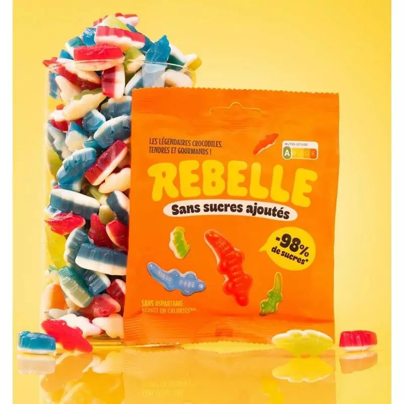 Scène avec des bonbons crocodiles sans sucres Rebelle posés sur une table