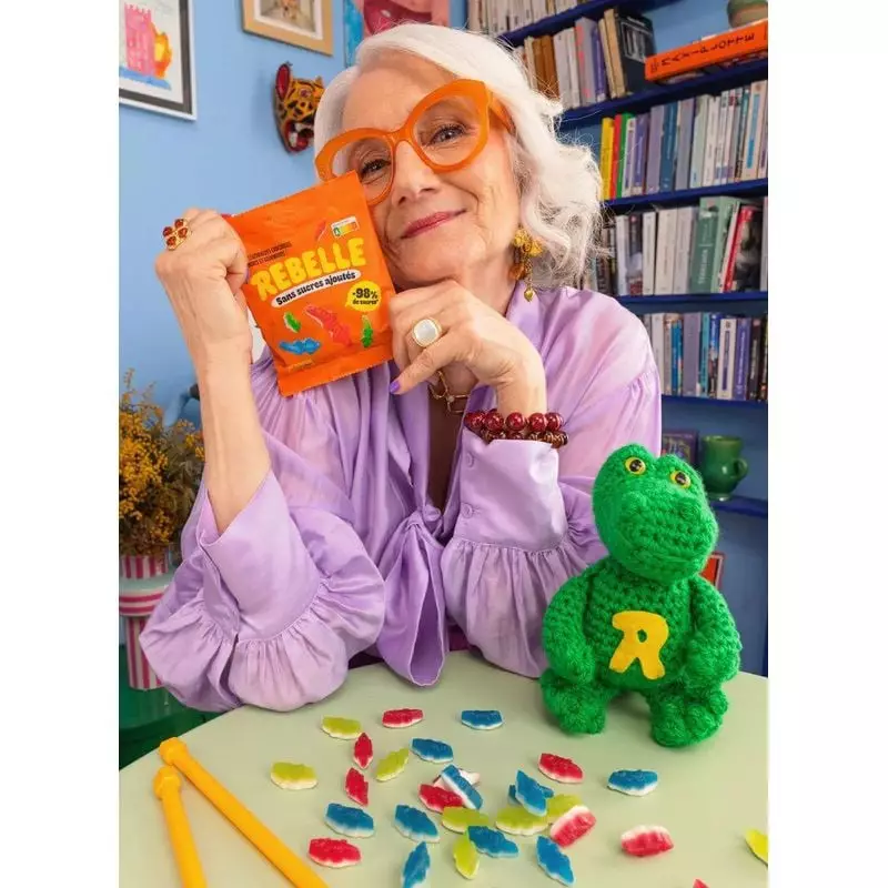 Personnes savourant les bonbons crocodiles sans sucres Rebelle comme en-cas