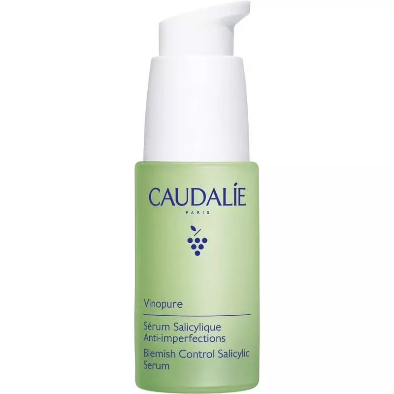 Flacon du sérum salicylique naturel Caudalie Vinopure sur fond blanc, avec un emballage vert et blan