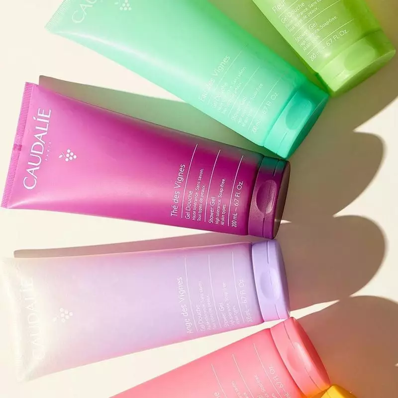 Vue d'ambiance du gel douche Caudalie Ange des Vignes dans une salle de bain, entouré d'éléments nat