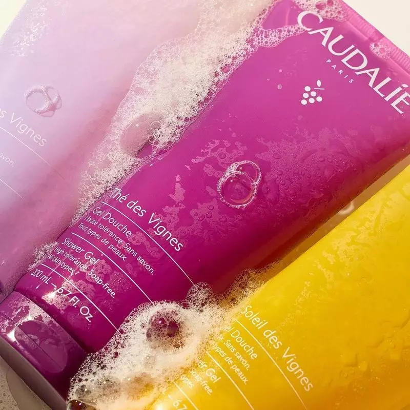 Vue d'ambiance du gel douche Caudalie Ange des Vignes avec des accents de raisin et floraux.