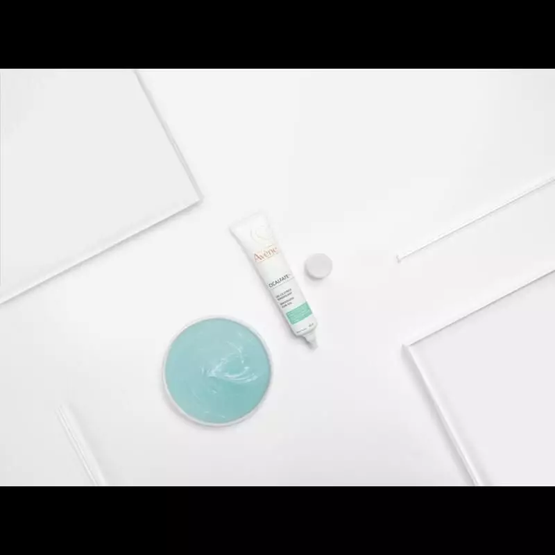 Image d'ambiance du gel cicatrisant remodelant Avène Cicalfate+ dans une salle de bain, suggérant un