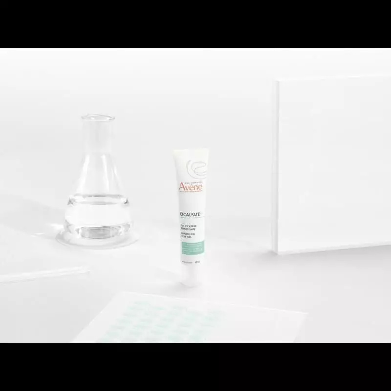 Image ambiante du Gel cicatrisant remodelant Avène Cicalfate+ appliqué sur la peau, montrant sa text