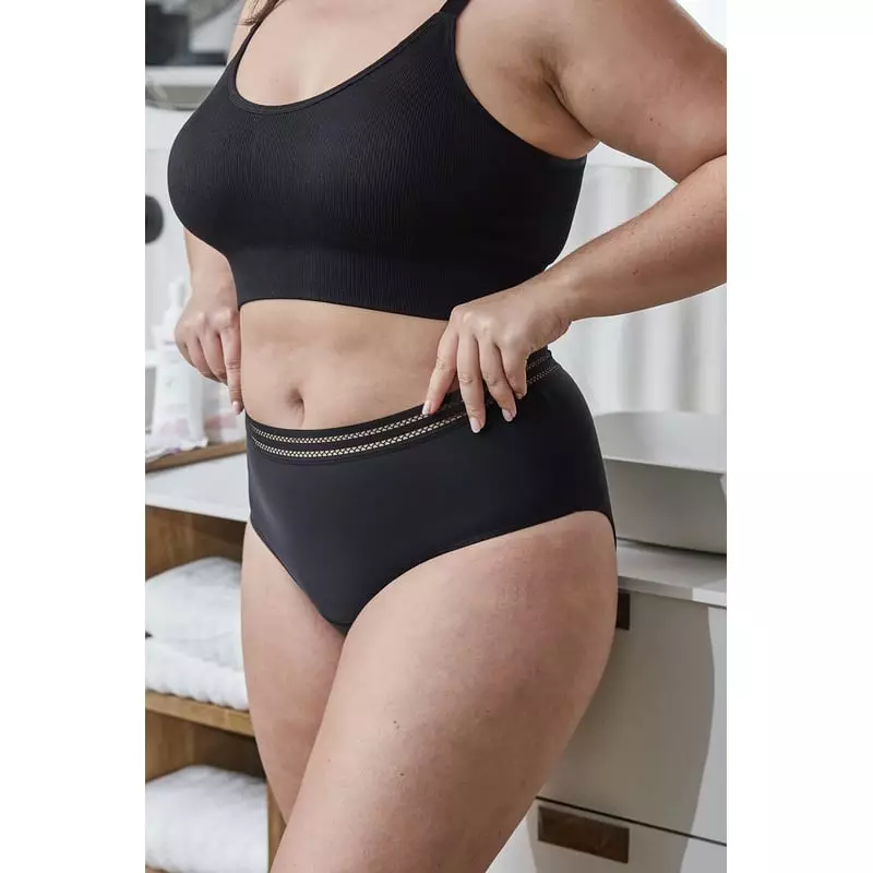 Image lifestyle d'une femme portant la culotte menstruelle Saforelle Classic 2005577, montrant confo