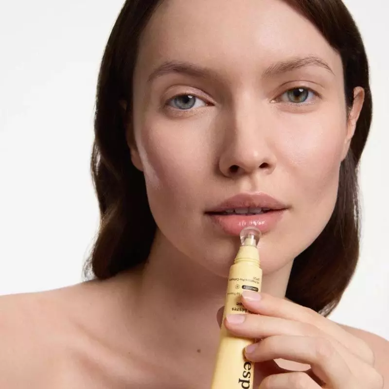 Respire Soin de lèvres Collagène Booster SPF20 - 15 ml, stick repulpant sur les lèvres en situation 