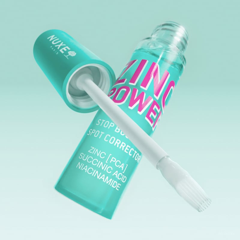 Scène ambiante du correcteur localisé NUXE Zinc Power dans une salle de bain moderne.