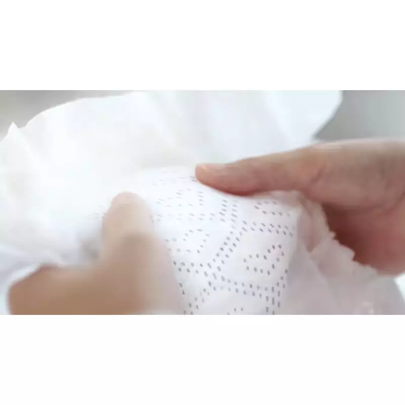 Gros plan sur la poche Stop & Protect d'une couche Pampers Harmonie Taille 4 pour prévenir les fuite