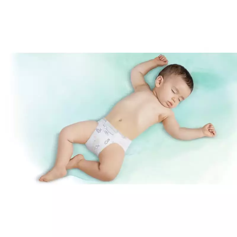 Bébé actif jouant et bougeant librement dans une couche Pampers Harmonie Taille 4.