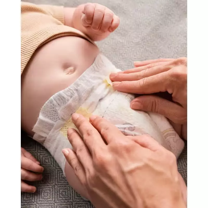 Mère tenant son bébé, qui porte une couche Pampers Harmonie Taille 4, montrant un lien affectueux.