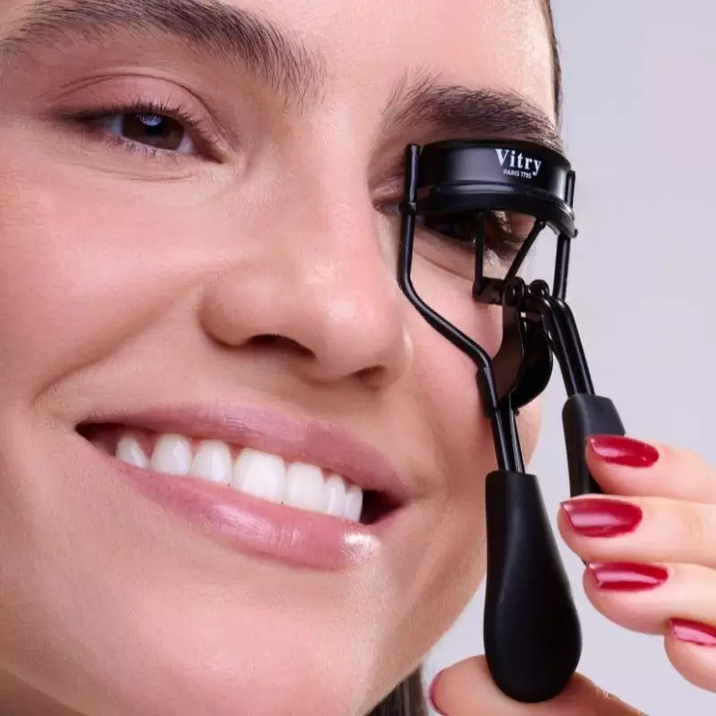 Image lifestyle d'une personne utilisant le recourbe-cils Vitry Pro'Expert 2067658