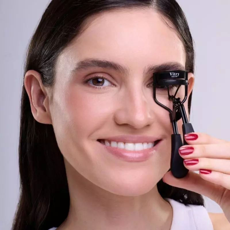 Personne appliquant du mascara après l'utilisation du recourbe-cils Pro'Expert Vitry 2067658