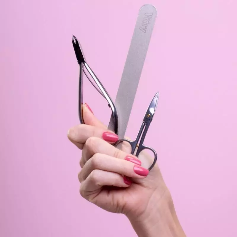 Personne utilisant la lime à ongles Vitry 2067646 sur ongles naturels pour un fini lisse.