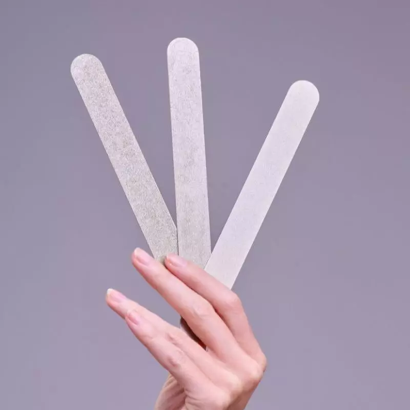 Lime à ongles Vitry 2067646 posée sur une table, mettant en valeur son design élégant en acier inoxy