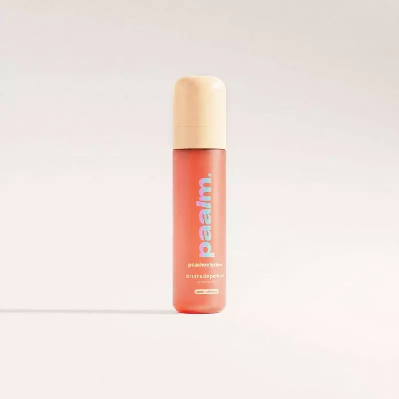 Flacon de brume parfumée Paalm Cosmetics Peachee Lychee au design fruité et moderne, 50ml