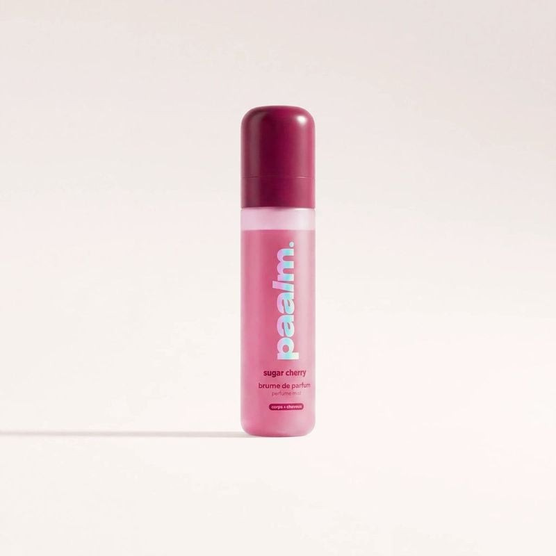 Brume parfumée Paalm Sugar Cherry en flacon rose et blanc, motif cerise, fond doux.