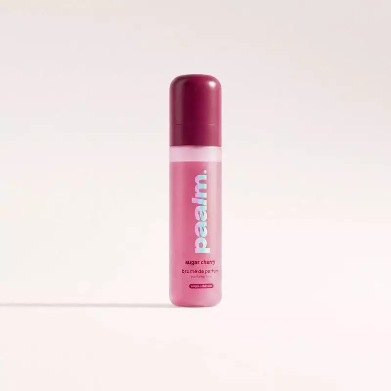 Brume parfumée Paalm Sugar Cherry en flacon rose et blanc, motif cerise, fond doux.