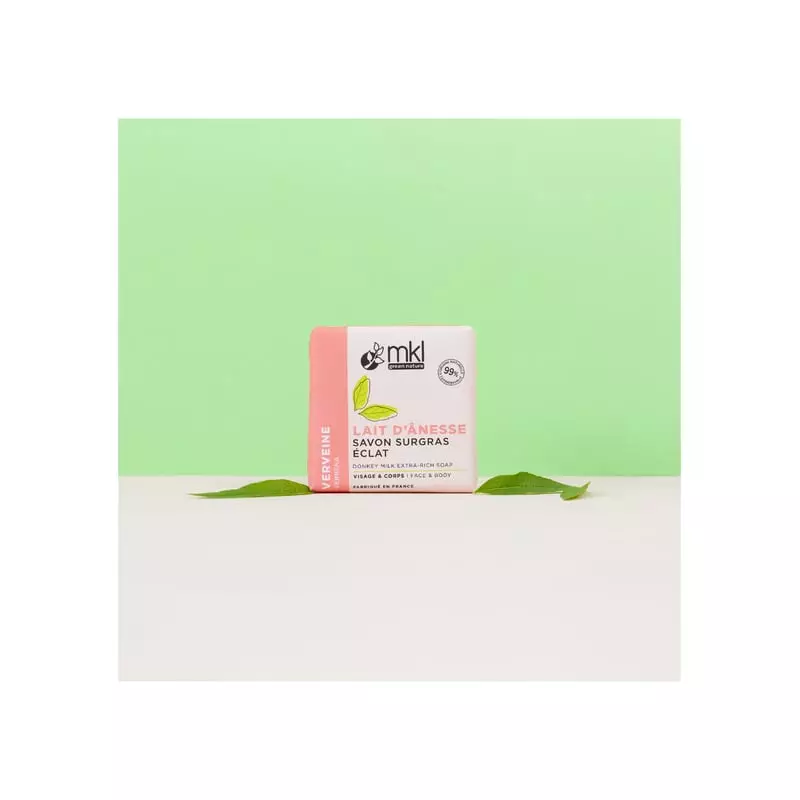 Image d'ambiance du savon au lait d'ânesse et à la verveine MKL Green Nature dans un cadre naturel