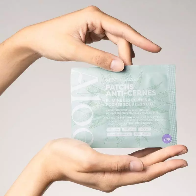 Photo d'ambiance des patchs sous-yeux Aloe Paris Mini Hydralise à l'aloe vera et à l'acide hyaluroni
