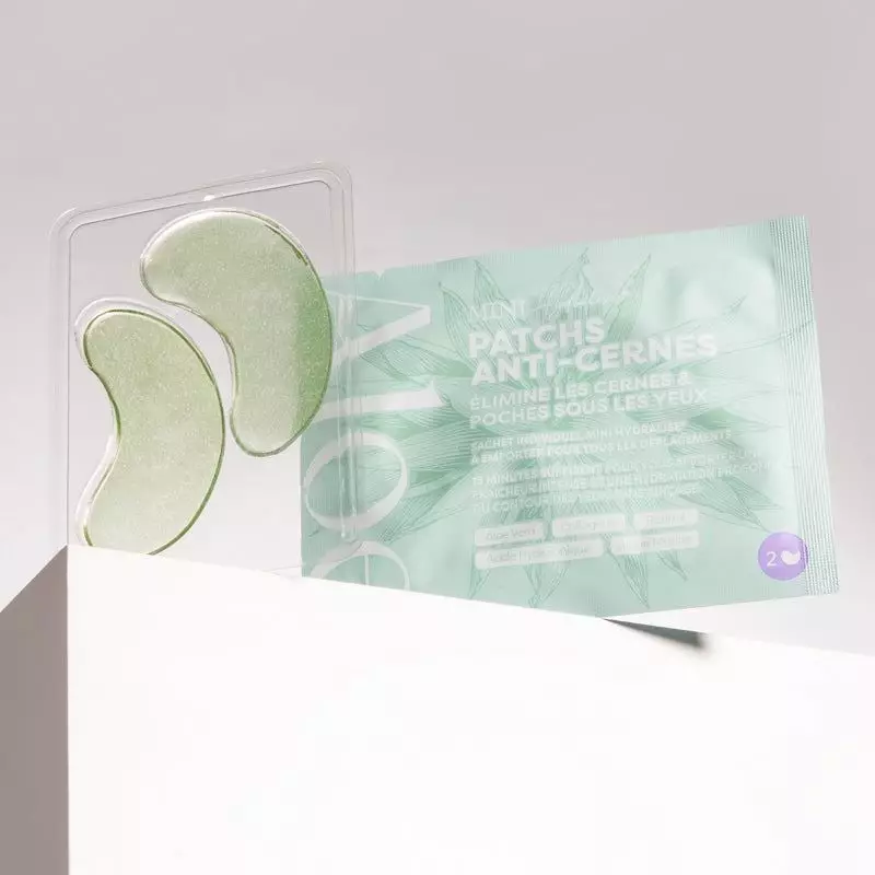 Photo ambiante des patchs pour les yeux Mini Hydralise d'Aloe Paris à côté d'une feuille d'aloe vera