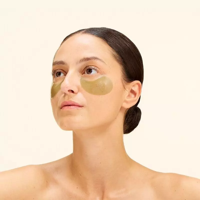 Gros plan d'une personne avec des patchs contour des yeux Aloe Paris Mini Hydralise, confort et fraî